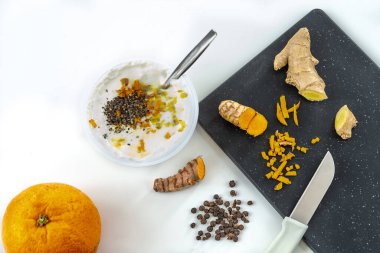 Turuncu zerdeçal kahvaltının içeriği beton arka plan. Zencefilli portakal, sokağa çıkma yasağı, karabiber. Tatlım, yoğurt.,