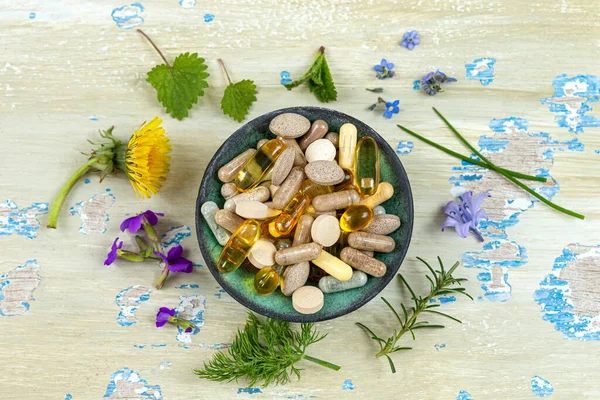 Huile Onagre Dans Bol Verre Avec Des Fleurs Onagre Fraîches — Photo