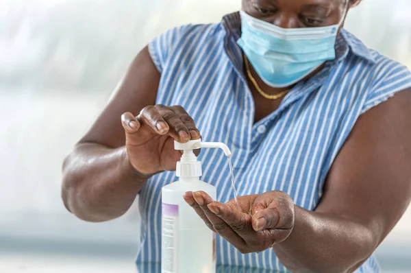 Coronavirus Geschäftsfrau Die Von Hause Aus Arbeitet Trägt Schutzmaske Reinigung — Stockfoto