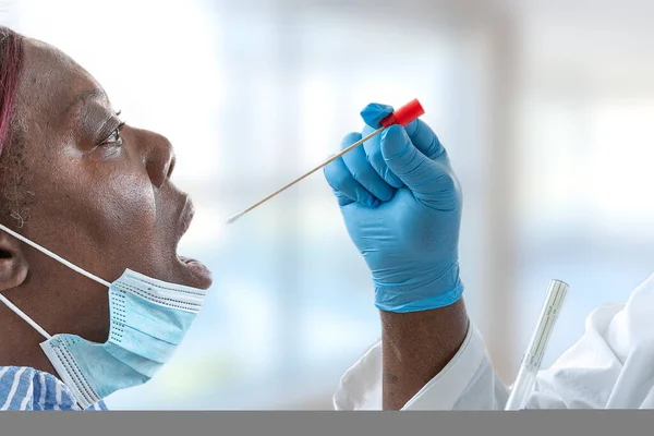 Doctor Houdt Uitstrijkje Reageerbuis Voor 2019 Ncov Analyseren Coronavirustest Blauwe — Stockfoto
