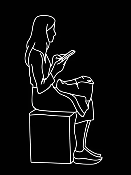 Una mujer con mochila sentada en un cubo, mirando el teléfono móvil. Ilustración vectorial de chicas comprobando redes sociales. Concepto. Boceto. Arte de línea. Líneas blancas sobre fondo negro. Comunicación virtual . — Vector de stock