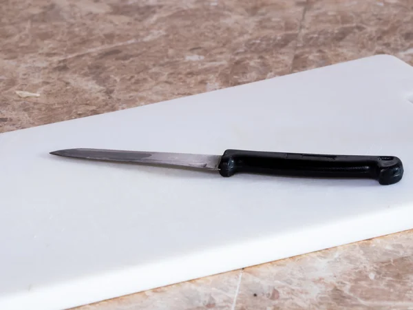 Nóż kuchenny bloku tworzywa sztucznego lub tablicy — Zdjęcie stockowe