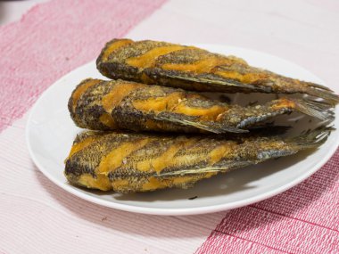 Kurutulmuş kızarmış yılan deri gurami balık, Tayland 