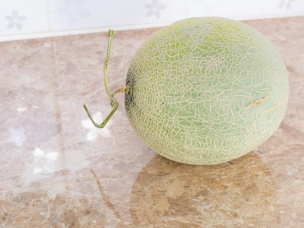 Sayaç mutfakta yeşil Japon kavun