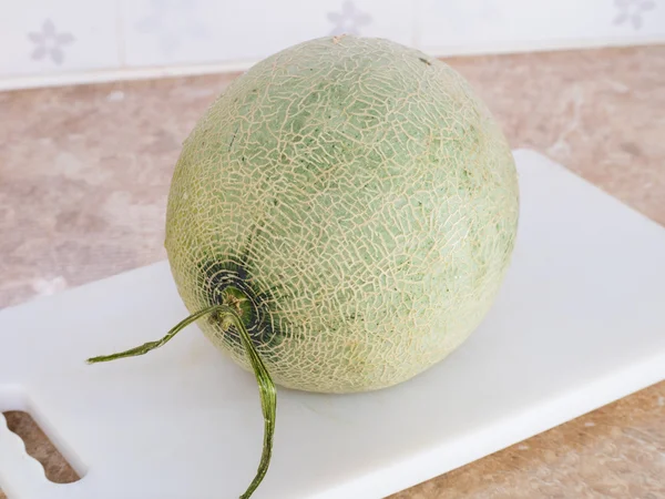 Beyaz bir blok içinde mutfak yeşil Japon kavun