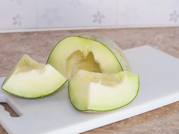 Yeşil Japon kavun kesme veya kitc beyaz bir blok üzerinde bölünmüş