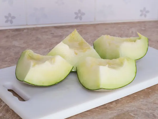 Yeşil Japon kavun kesme veya kitc beyaz bir blok üzerinde bölünmüş