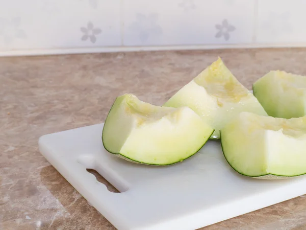 Yeşil Japon kavun kesme veya kitc beyaz bir blok üzerinde bölünmüş