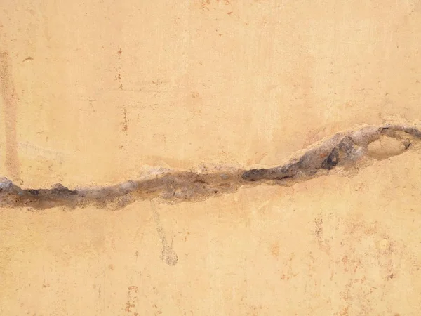 kırık duvara veya yapısı ile yatay çatlamak