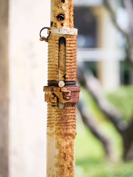 Aşınmış eski bağlayıcı sarmal paslı aracı