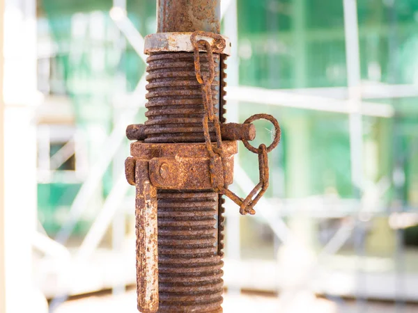 Aşınmış eski bağlayıcı sarmal paslı aracı