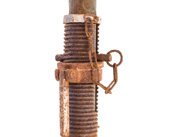Vecchio connettore a spirale corrotto, strumento arrugginito isolato su bac bianco — Foto Stock