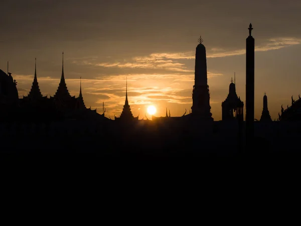 Tapınak silhouete gökyüzü günbatımı, wat phra kaew, yasak