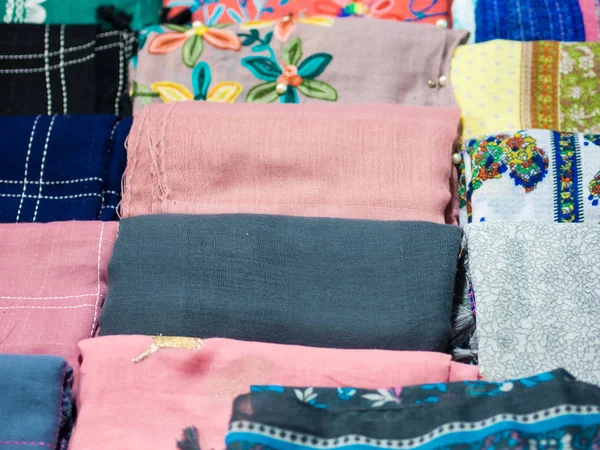 Renkli kumaş veya eşarp doku.  