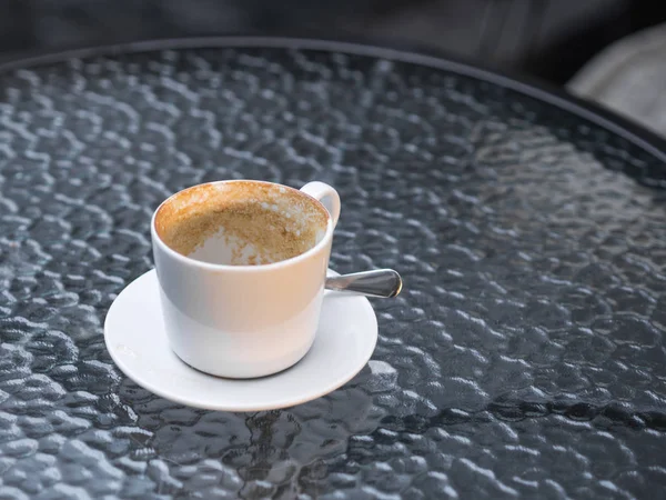 Boş fincan kahve cam masada sabah