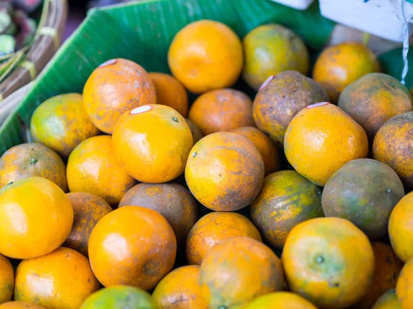 Свіжі натуральні апельсини на ринку, солодкі та кислі фрукти . — стокове фото