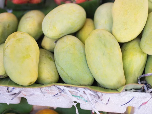 Pila de mangos verdes en el mercado, fruta fresca, Tailandia — Foto de Stock
