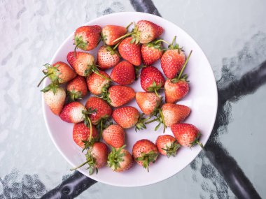 Taze olgun doğal çilek, kırmızı ve beyaz meyve cam tabl