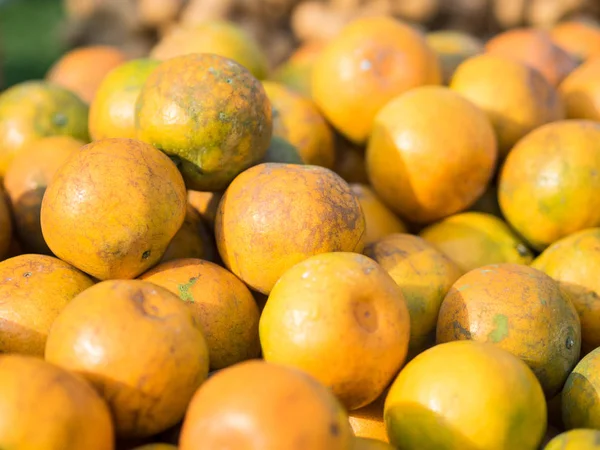 Свіжі натуральні апельсини на ринку, солодкі та кислі фрукти . — стокове фото