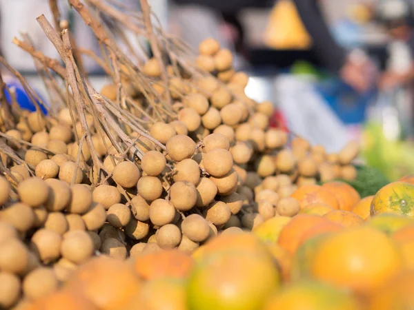 Pila de Longan fresco (Ojo de Dragón) en el mercado — Foto de Stock