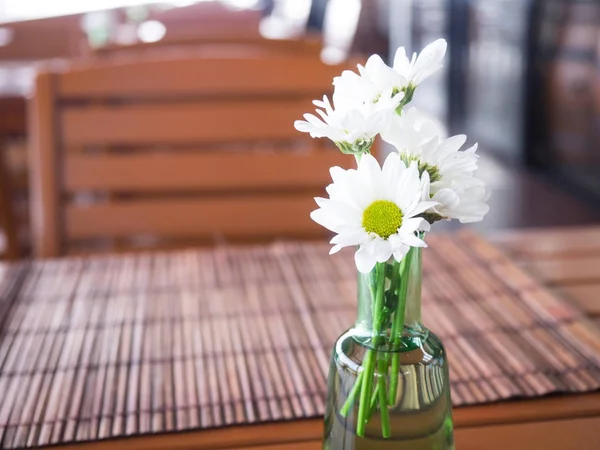 White Spray crisântemo em vaso foi decorado em mesa de madeira — Fotografia de Stock