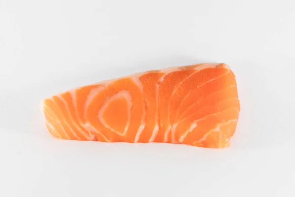 Zalm vis vers vlees gesneden geïsoleerd op witte achtergrond. — Stockfoto