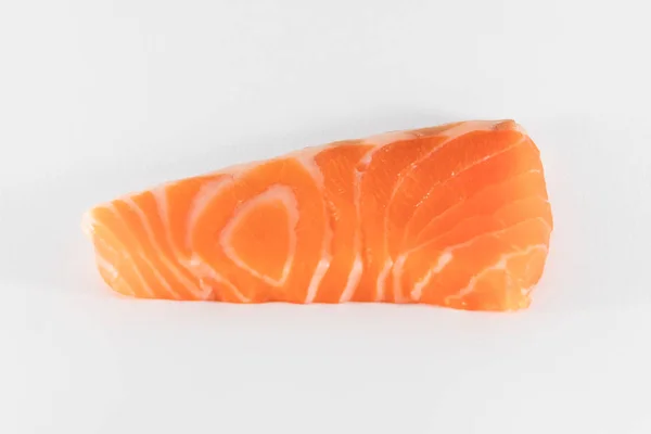 Lososová ryba čerstvé maso plátek izolované na bílém pozadí. — Stock fotografie