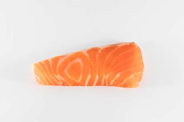 Lososová ryba čerstvé maso plátek izolované na bílém pozadí. — Stock fotografie