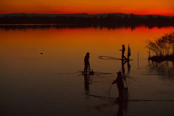 Nelayan beraksi saat memancing di danau . — Stok Foto