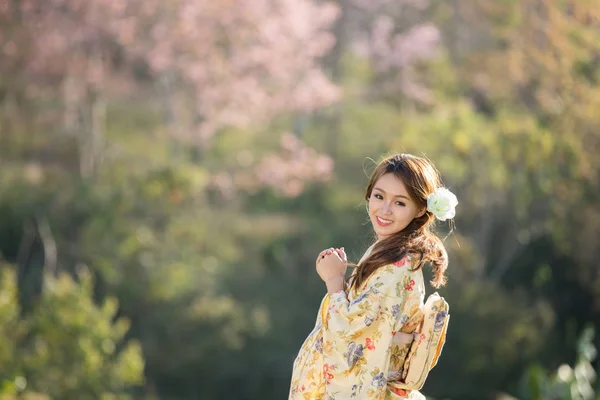 Asyalı kadınlar geleneksel Japon kimono giymiş.