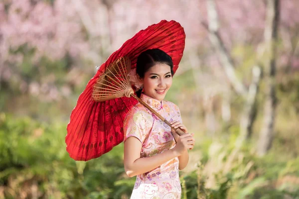 中国の女性は伝統的なチョンサムをドレス. — ストック写真