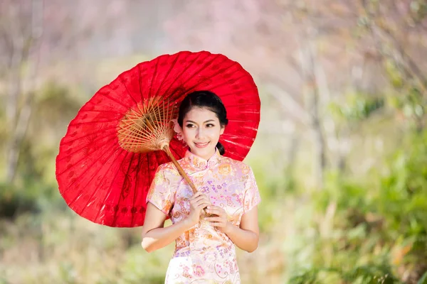 中国の女性は伝統的なチョンサムをドレス. — ストック写真