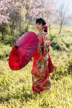 Asyalı kadınlar geleneksel Japon giyiyor.
