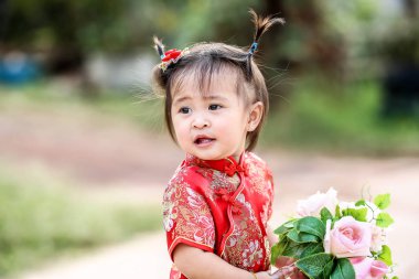 Çinli kız elbise geleneksel cheongsam ayakta New, gülümseyen