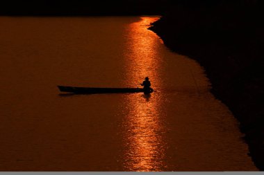 Gölde balık tutarken balıkçılar iş başında.