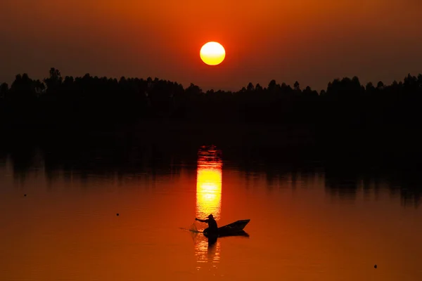 Fishermen in action when fishing in the lake. — Stock Photo, Image