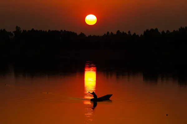 Fischer im Einsatz beim Angeln im See. — Stockfoto