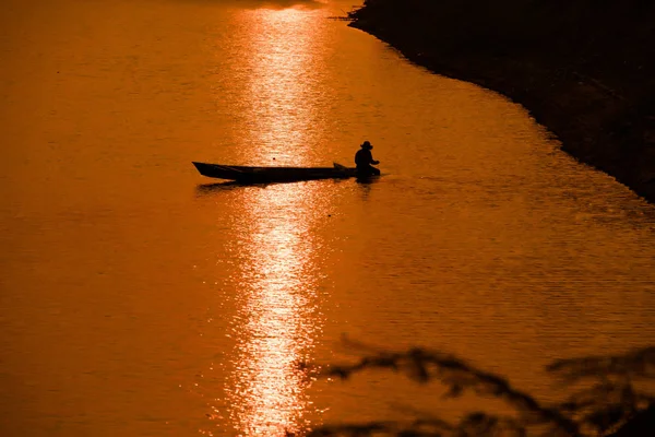 Pescadores en acción al pescar en el lago . — Foto de Stock