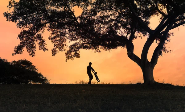 Apa és fia játszik a parkban. — Stock Fotó