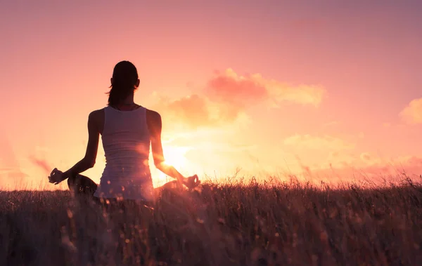 Woman Meditating Beautiful Sunrise Settings — Stock Photo, Image