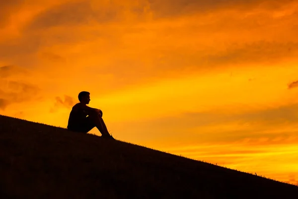 Junger Mann Der Draußen Sitzt Und Den Sonnenuntergang Beobachtet Denk — Stockfoto
