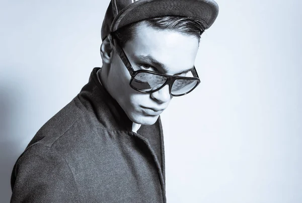 Zarif Genç Erkek Modelin Stüdyo Moda Portresi — Stok fotoğraf