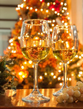 Noel ağacıyla şarap kadehleri. 