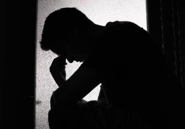 Üzgün genç adamın silueti. Üzüntü, stres ve depresyon. 