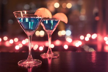 Parti zamanı! Renkli gece ışıklarına karşı renkli martini kokteylleri.. 