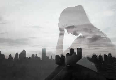 Şehirde üzgün, yalnız bir kadın. Çift pozlama resmi. 