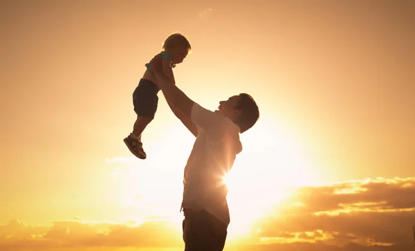 Boldog Apa Tartja Fiát Levegőben — Stock Fotó