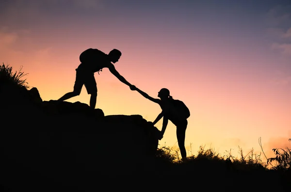People Helping Each Other Hike Mountain Sunrise Giving Helping Hand — Stock Photo, Image