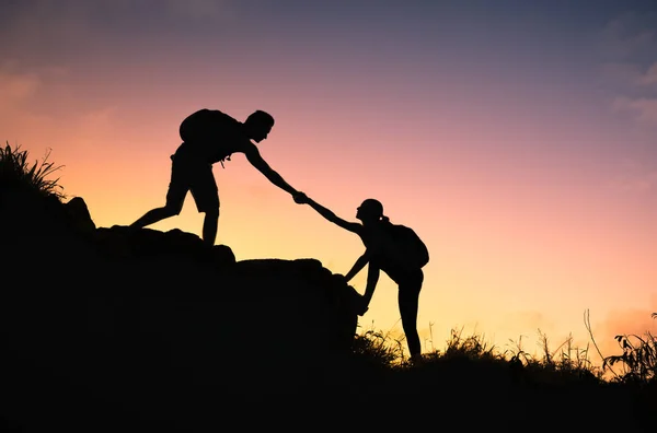 Mensen Die Elkaar Helpen Een Berg Beklimmen Bij Zonsopgang Het — Stockfoto