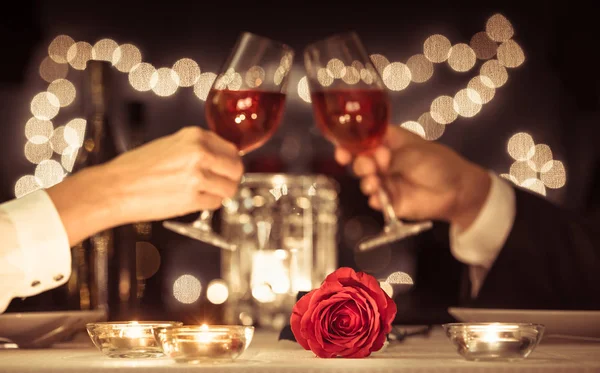 Pareja Feliz Teniendo Una Cena Romántica Con Velas —  Fotos de Stock